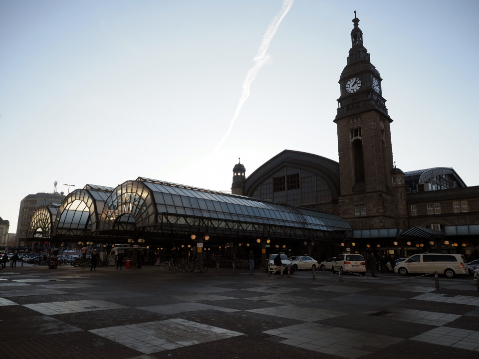 Leerer Bahnhofsvorplatz Hamburg Hauptbahnhof mit einigen Taxis, die auf Kunden warten. Foto: Niklas Ohlrogge, unsplash.com