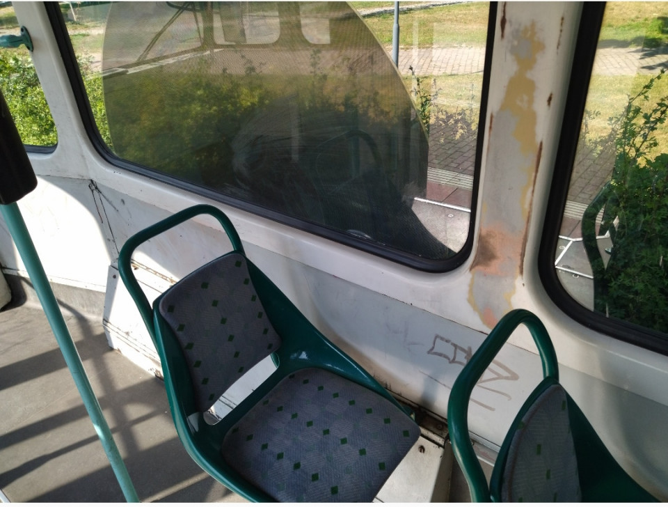 Beschädigungen und Verschmutzungen in der Potsdamer Straßenbahn.