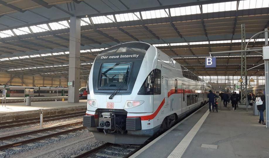 Intercity-Zug steht am Bahnsteig B im Bahnhof Chemnitz