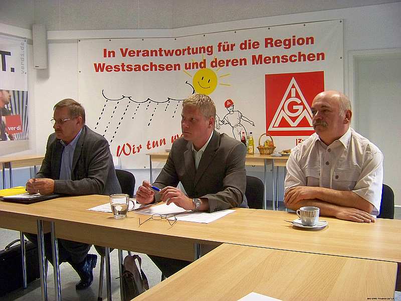    Bild: Gerhard J. Curth - Präsident des Deutschen Bahnkunden- Verbands, Udo Rupkalwis - Moderator und Journalist sowie Uwe Kleinitzke - Vorsitzender des EFWO „Friedrich List“ e.V. beim Podium der Aktivtagung am 29. September 2014 im DGB-Haus in Zwickau.