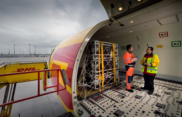 Beladung eines DHL-Frachtflugzeugs