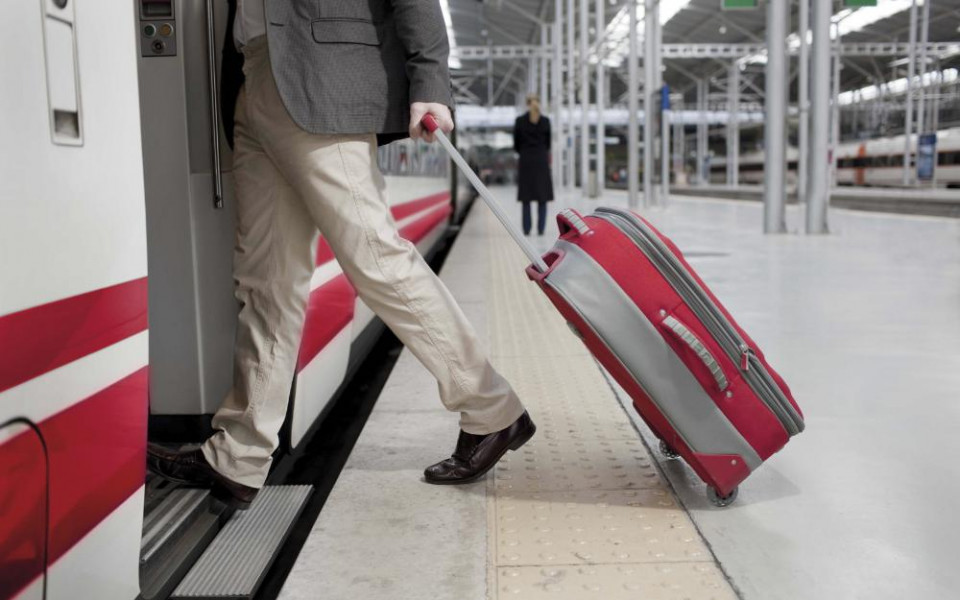 Ein Reisender steigt in in den ICE-L am niveaugleichen Eingang ein. Foto: Talgo