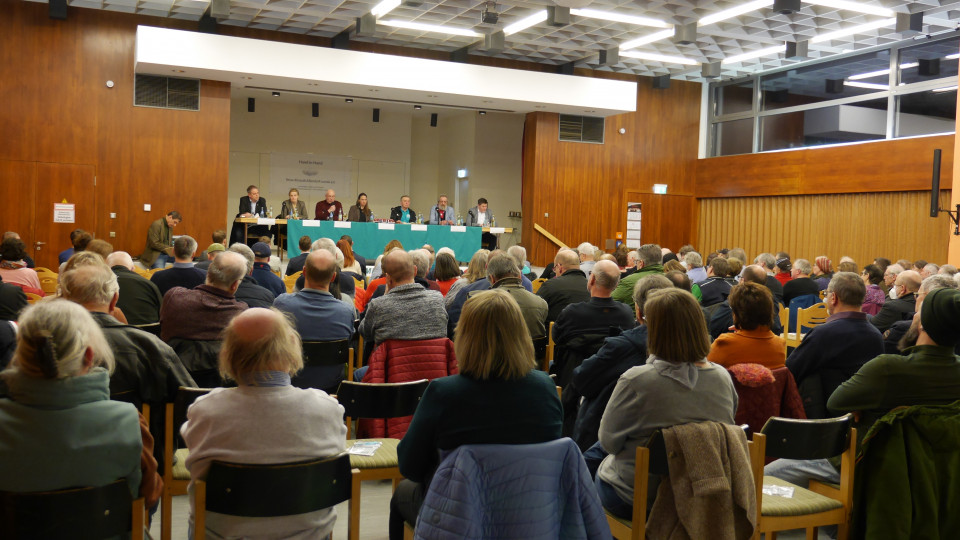 Blick in den Veranstaltungsraum zur Podiumsdiskussion am 1.2.2023.