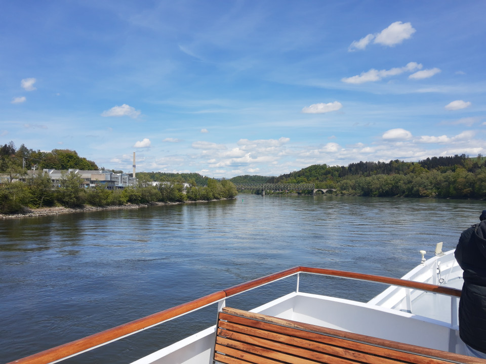 Blick von einem Ausflugsschiff auf der Donau stromabwärts auf die Kräutelsteinbrücke.