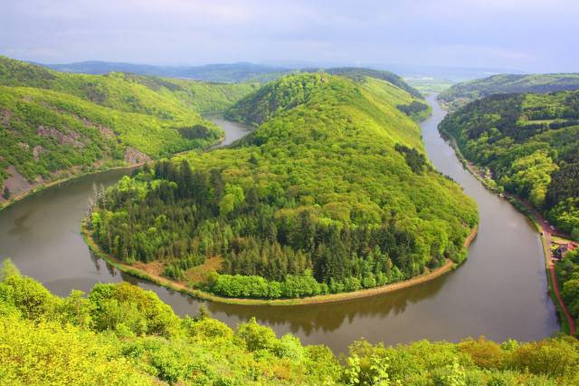 In Form eines U durchfließt die Saar einen waldreichen Bereich.