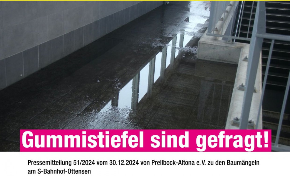 Im Durchgang des Bahnhofs Ottensen ist eine große Wasserlache zu sehen, die ein Durchgehen verhindert.
