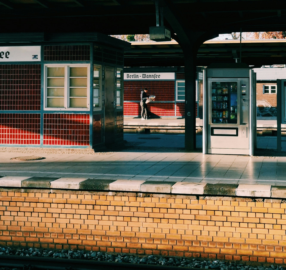 Blick vom Fernbahnsteig des Bahnhofs Wannsee auf die beiden S-Bahnsteige.