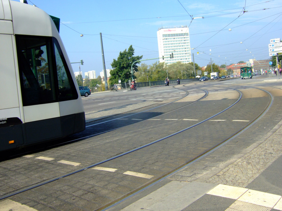 Eine Straßenbahn (Combinio) fährt von der Haltestelle Haupbahnhof kommend auf die Lange Brücke