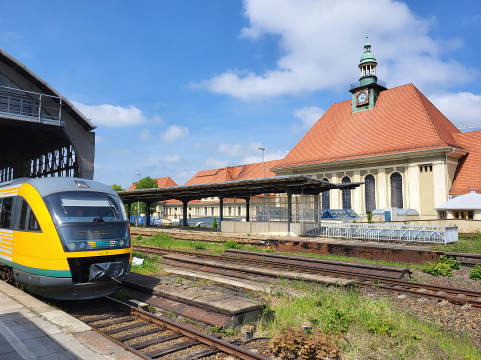 Bahnhof Görlitz mit einem Regionalexpress am Bahnsteig