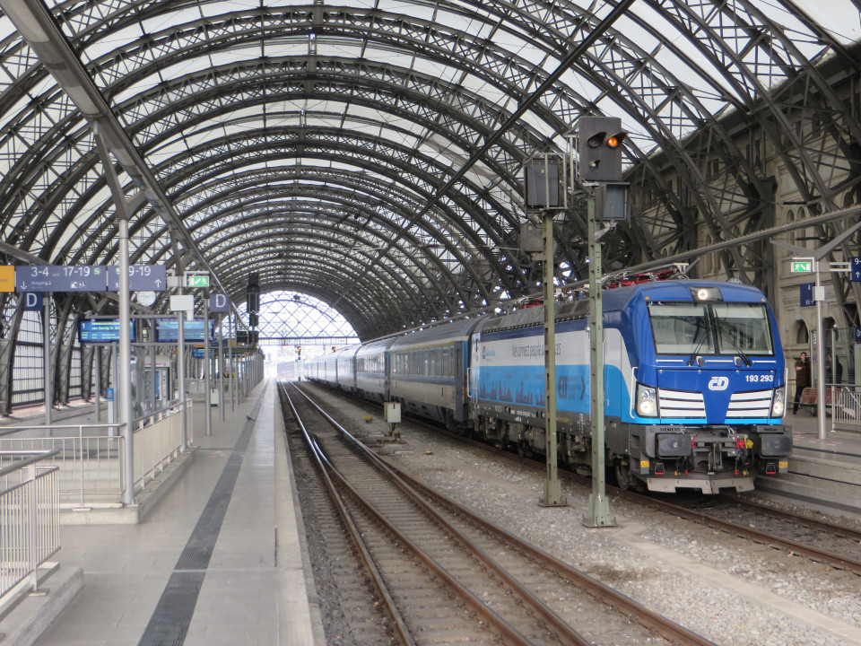 Zug der EC-Linie 27 in Dresden Hauptbahnhof