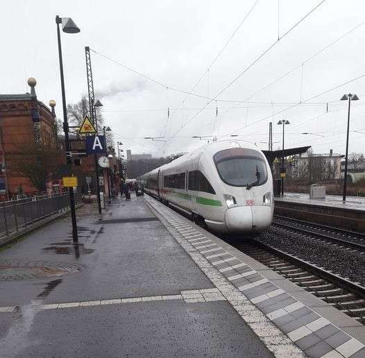 ICE im Bahnhof Stendal.