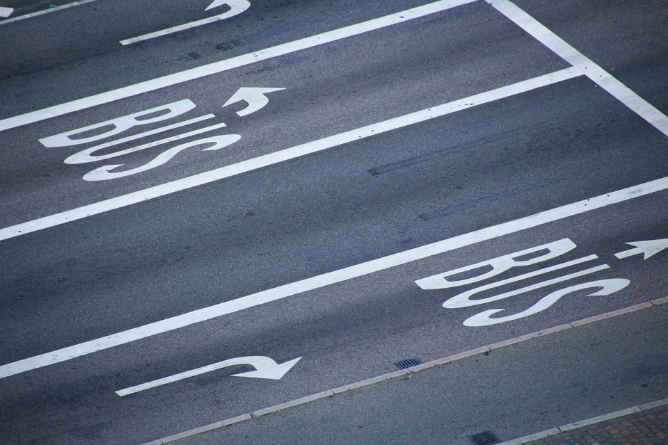 Blick auf eine vierspurige Straße, von denen zwei Fahrspuren als Sonderfahrstreifen für Busse ausgewiesen sind.
