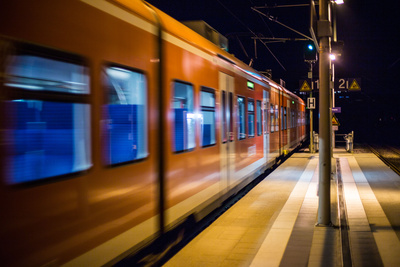 Ein Regionalzug fährt vom Bahnsteig ab.