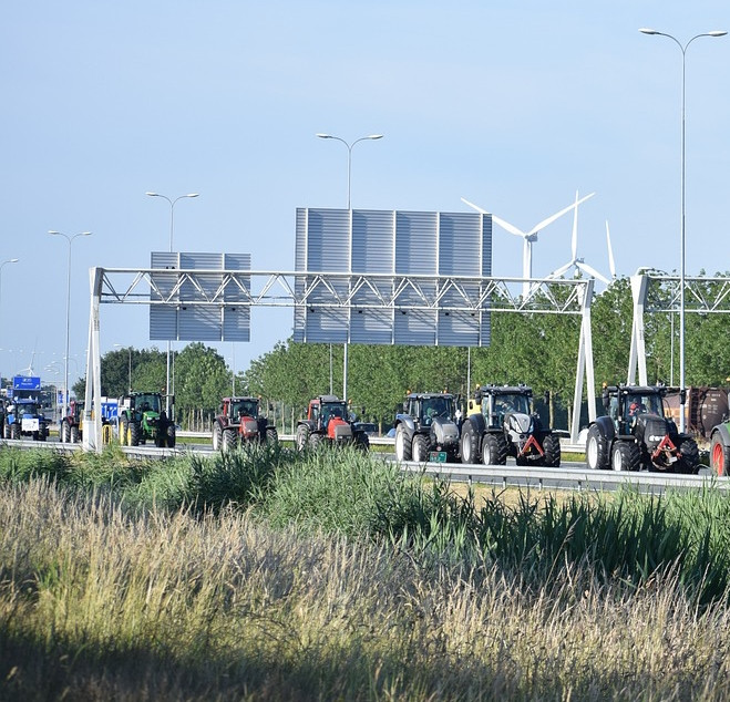 Traktoren auf einer Autobahn. Foto: Frank Magdelyns, pixabay.de