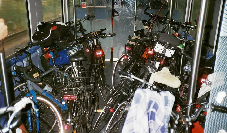 In einem Regionalexpress ist das Fahrradabteil mit Fahrrädern vollgestellt.