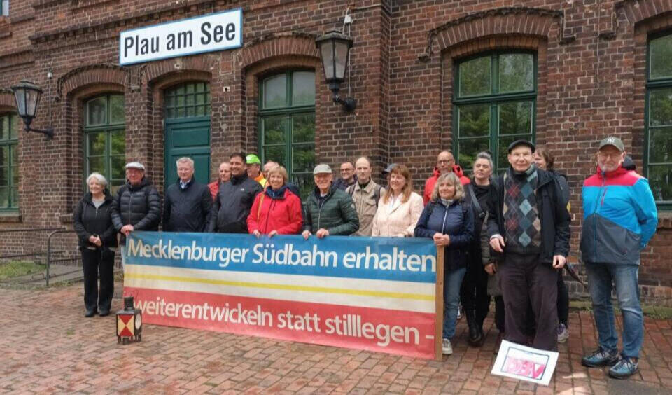 Die bunte Gruppe aus Untersterinnen und Unterstützern der verschiedenen Verbände