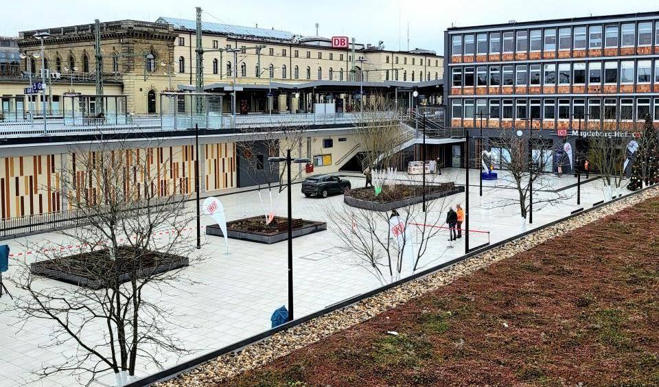 Blick auf den Magdeburger Hauptbahnhof mit historischem Bahnhofsgebäude, moderner Fassade, gepflastertem Vorplatz, Bäumen und wenigen Passanten. Foto: Christian Schultz