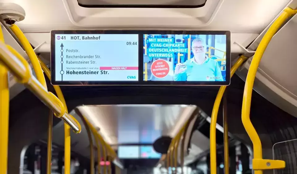 Anzeige im Bus zeigt Haltestellen der Linie 41 Richtung HOT, Bahnhof mit aktueller Zeit 09:44 und Werbung für CVAG-Chipkarte mit Deutschlandweit unterwegs