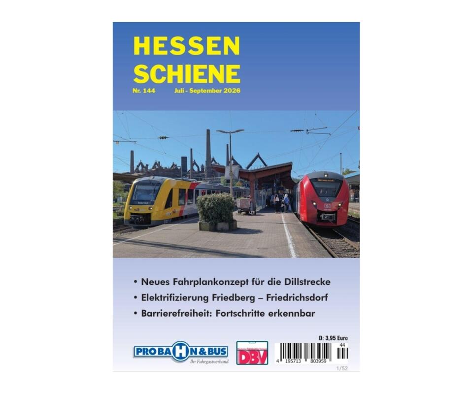 Zwei Züge stehen an einem Bahnhof, links ein gelb-schwarzer Zug, rechts ein rot-schwarzer Zug, darüber der Titel 'HESSEN SCHIENE Nr. 144 Juli - September 2026'