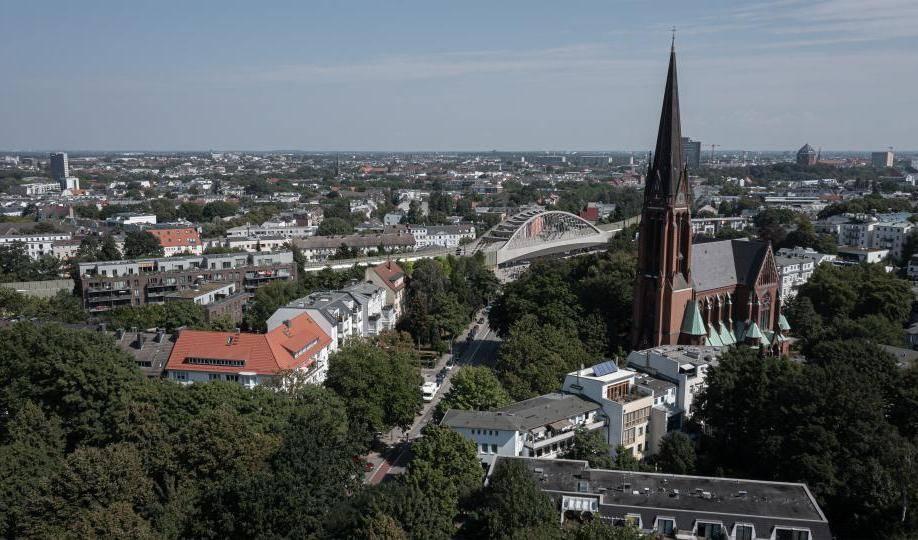 Vogelperspektive mit Simulation der neuen Sternbrücke Vogelperspektive mit einer großen Kirche mit hohem Turm.