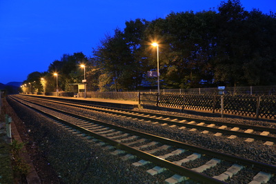 Ein Außenbahnsteig an einer Eisenbahnstrecke