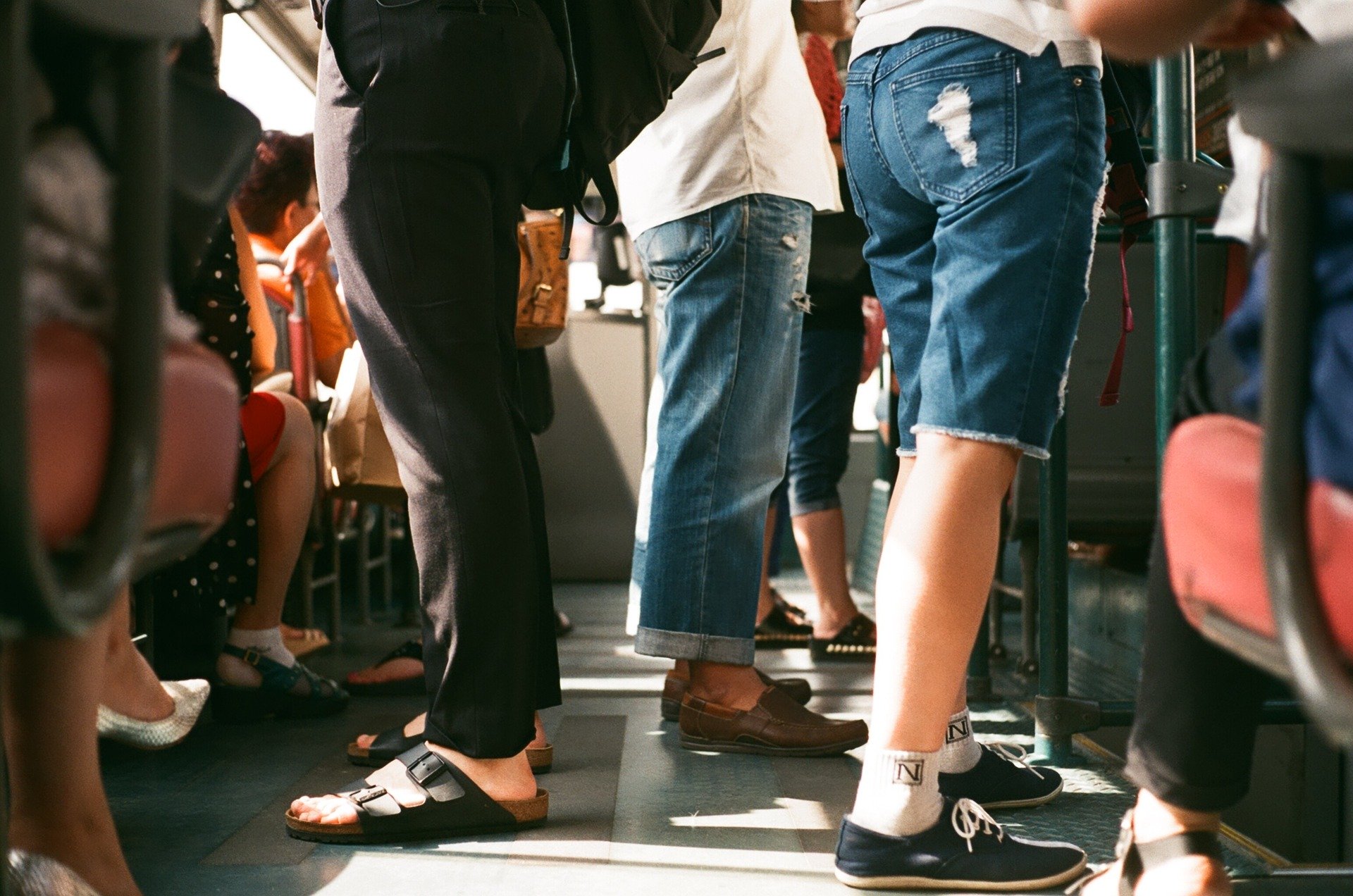 Im Stadtbus dicht gedrängt stehende Fahrgäste (Symbolbild)